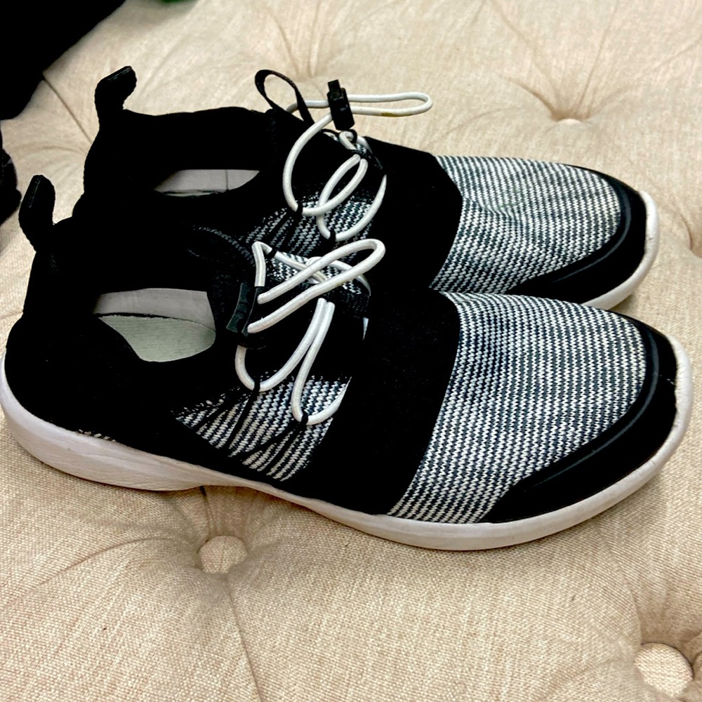 Vionic sneakers